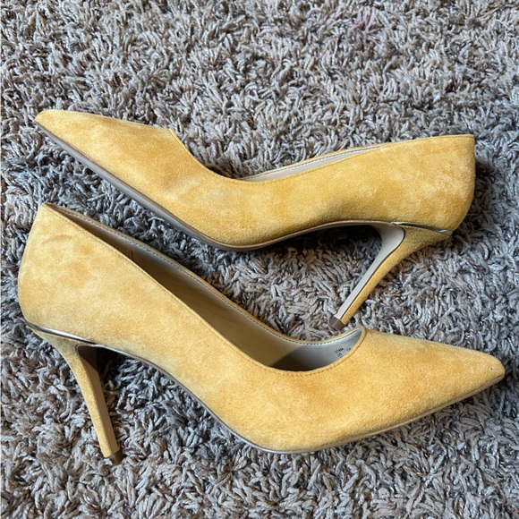 Coach Wiley Suede Pump Shoes. Size 9B. Buttercup Color.